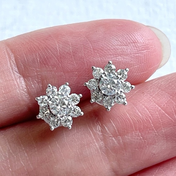 Diamond Studs Earring - Picture 2 of 10